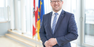 Beitragsbild des Blogbeitrags VPNÖ-Ebner: Absolute Mehrheit für blau-rot in absoluter Griffweite