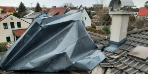 Beitragsbild des Blogbeitrags Starker Wind verursacht zahlreiche Schäden in Wiener Neustadt 