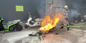 Beitragsbild des Blogbeitrags Elektro-Roller fing Feuer – Feuerwehrmann leicht verletzt 