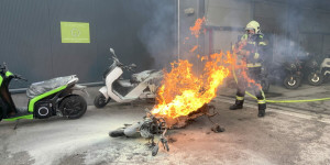 Beitragsbild des Blogbeitrags Elektro-Roller fing Feuer – Feuerwehrmann leicht verletzt