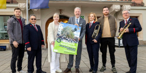 Beitragsbild des Blogbeitrags Wiener Neustadt: Maibaumaufstellen vor dem Alten Rathaus