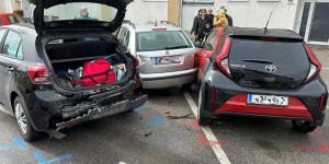 Beitragsbild des Blogbeitrags Verkehrsunfall in Felixdorf: Pkw in parkende Fahrzeuge geschleudert 
