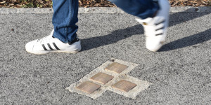 Beitragsbild des Blogbeitrags “Wir erinnern” – Erinnerungsspaziergänge durch Wiener Neustadt