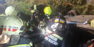 Beitragsbild des Blogbeitrags Unfall auf Nordspange: Feuerwehr rettete Lenkerin aus Fahrzeug