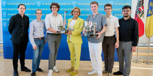 Beitragsbild des Blogbeitrags LH Mikl-Leitner gratulierte Robotik-Weltmeistern aus Wr. Neustadt