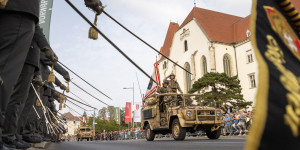 Beitragsbild des Blogbeitrags Besucherrekord bei Bundesheer-Parade in Wiener Neustadt