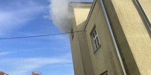 Beitragsbild des Blogbeitrags Wohnungsbrand und Sperrmüllbrand in Wiener Neustadt 