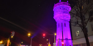 Beitragsbild des Blogbeitrags Rathaus und Wasserturm erstrahlen ganz in Pink 