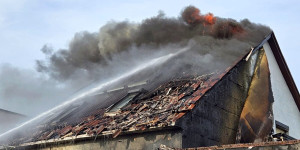 Beitragsbild des Blogbeitrags Felixdorf: Brand eines Wohnmobils wurde zu Großbrand 