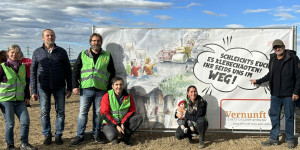 Beitragsbild des Blogbeitrags „Vernissage am Acker” – Karikaturen gegen Ostumfahrung