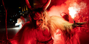 Beitragsbild des Blogbeitrags Wiener Neustadt: größter Krampuslauf 2023 in Ostösterreich 