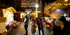 Beitragsbild des Blogbeitrags Beschaulicher Adventmarkt entlang der alten Stadtmauer 