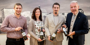 Beitragsbild des Blogbeitrags Vier Wiener Neustadt Weine vom Weingut Gaitzenauer präsentiert