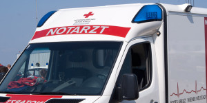 Beitragsbild des Blogbeitrags Unfall in Katzelsdorf: Pkw kollidiert mit Moped