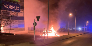 Beitragsbild des Blogbeitrags Fahrzeugbrand auf einem Möbelhaus-Parkplatz 
