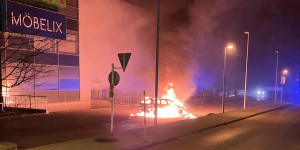 Beitragsbild des Blogbeitrags Fahrzeugbrand auf einem Möbelhaus-Parkplatz