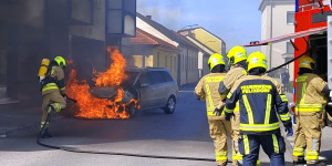 Beitragsbild des Blogbeitrags Felixdorf: Pkw-Brand im Bereich des Hauptplatz 