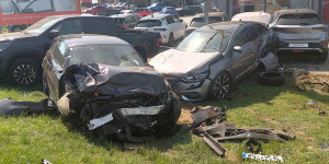 Beitragsbild des Blogbeitrags Unfall in Felixdorf: Fahrzeug crashte in Autohaus-Gelände 
