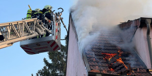 Beitragsbild des Blogbeitrags Dachstuhlbrand und zeitgleich mehrere Einsätze fordern Feuerwehr