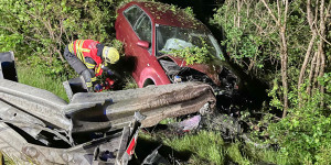 Beitragsbild des Blogbeitrags A2: Fahrzeug durchschlägt Leitschiene und landet im Graben