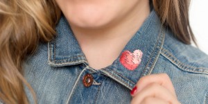 Beitragsbild des Blogbeitrags Upcycling: Herz auf Jeansjacke sticken 