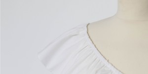 Beitragsbild des Blogbeitrags Upcyclingcrew: Aus einem Herrenhemd wird ein One-Shoulder Top