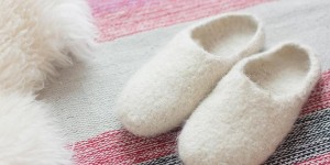 Beitragsbild des Blogbeitrags DIY: Gestrickte und gefilzte Hauspatschen