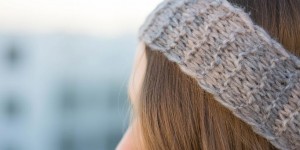 Beitragsbild des Blogbeitrags DIY: So machst du dir ein selbstgestricktes Stirnband