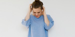 Beitragsbild des Blogbeitrags Outfit: Selbstgenähtes babyblaues Sweatkleid 