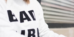 Beitragsbild des Blogbeitrags Outfit: Bedruckter Statement-Sweater 