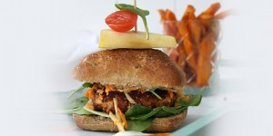 Beitragsbild des Blogbeitrags Topfen-Quinoa Burger mit Sweet Potato Fries