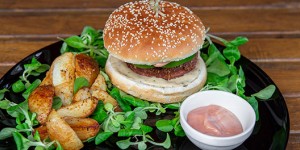 Beitragsbild des Blogbeitrags 15 Süße Minuten – „Der vegane Burger für Fleischesser“