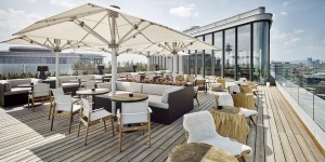 Beitragsbild des Blogbeitrags Kulinarisches Erlebnis: Die coolsten Rooftop-Bars der Stadt