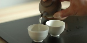 Beitragsbild des Blogbeitrags Der zarte Charme des Tees: Fernöstliche Erkundungen im Momoya 