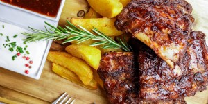 Beitragsbild des Blogbeitrags Gergely’s: Steaks, Spare-Ribs und Smoker