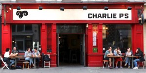 Beitragsbild des Blogbeitrags Brauerei-Riese Ottakringer rettet Kult-Pub Charlie P’s