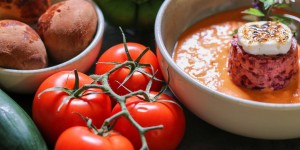 Beitragsbild des Blogbeitrags Rezept: Geräuchertes Gazpacho, Rote Bete Tatar und Brioche