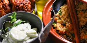 Beitragsbild des Blogbeitrags Couscous mit Trockenfrüchte und Minze-Gurkensalat 