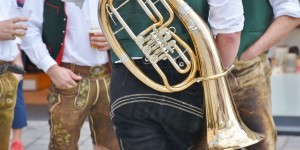 Beitragsbild des Blogbeitrags Tipps für Ihr Gastro-Wochenende: Golden Hours Salon Sacher, Hotdog Wettessen, Oktoberfest