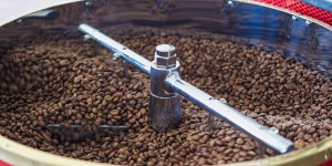Beitragsbild des Blogbeitrags Die dunkle Seele Wiens: Fünf Kaffeeröstereien im Überblick 