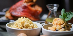 Beitragsbild des Blogbeitrags Erdkohlrabi: mit Trockenfrüchte, Schweinsstelze und Gewürz-Bulgur