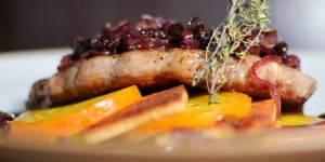 Beitragsbild des Blogbeitrags Weihnachtlicher Zwiebelrostbraten: mit Rosinen, gelbe Bete und Pfefferkuchenjus