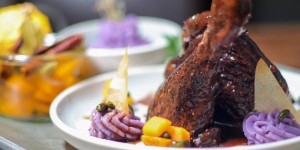 Beitragsbild des Blogbeitrags Schmoren zur Weinachtszeit: Entenkeule, süss-sauer Kürbis, violette Erdäpfel und Gewürzjus