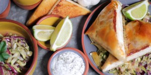 Beitragsbild des Blogbeitrags Feta: Im Knusperblatt mit Gyros Gewürz, Zucchini und Knoblauch Dip