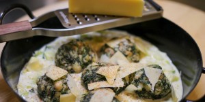 Beitragsbild des Blogbeitrags Bergkäse: Spinatknödel an Rahmlauch und Vorarlberger Bergkäse