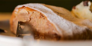 Beitragsbild des Blogbeitrags Hausgemachter Apfelstrudel: Im Advent mit Wohlfühl-Aromen von Zimt und Rum
