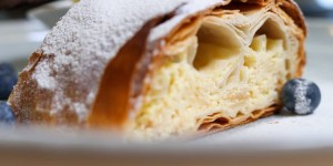 Beitragsbild des Blogbeitrags Topfenstrudel: Strudel die Zweite, mit einem Hauch von Zitrone und frischer Vanille