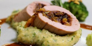 Beitragsbild des Blogbeitrags Filet vom Alpschwein: Mit Trockenfrüchte und cremiger Kräuterpolenta 