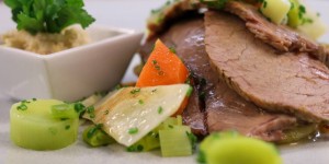 Beitragsbild des Blogbeitrags Tafelspitz, Rösterdäpfel und Apfelkren: Eine klassiche Wiener Kochfleisch-Tradition!