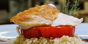 Beitragsbild des Blogbeitrags Tomate Rebellion: Mit Maishendlbrust Supreme, Birnensenf und Bulgur 